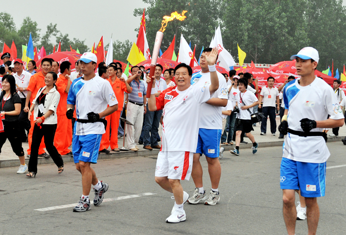 火炬手张桂玉参加北京2008奥运火炬接力临沂站传递活动(图1)