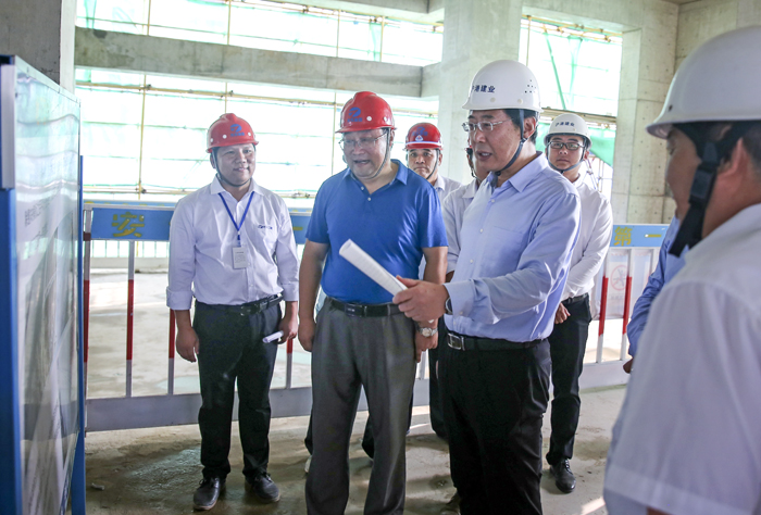 日照市市长李永红到二公司施工的日照沪港中心工程视察(图1)