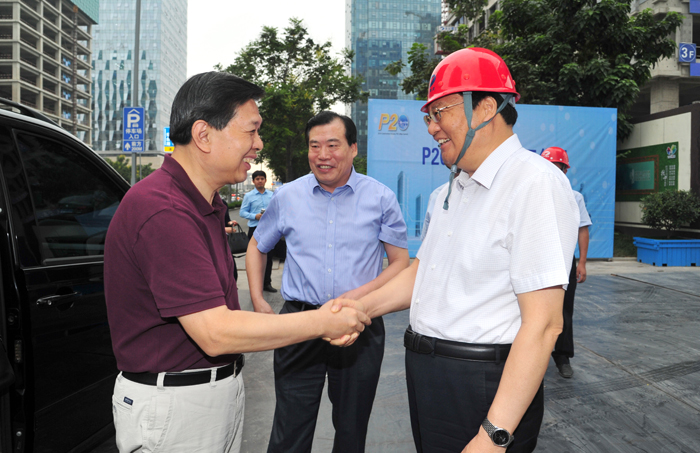 中国建筑业协会会长王铁宏到集团施工的齐鲁之门工程现场视察(图1)