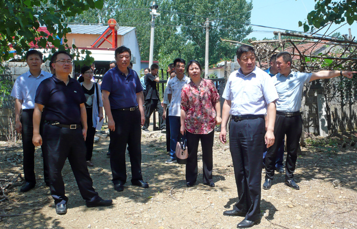 集团领导王士坤和市台办领导到帮扶村看望慰问“第一书记”(图2)