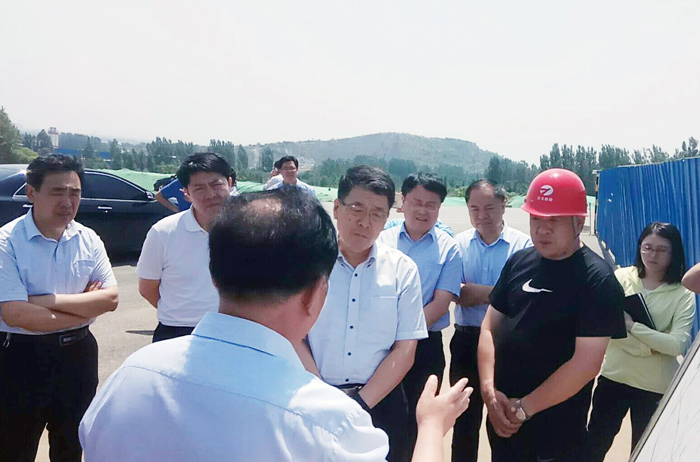 市委书记王玉君到集团施工的G206线半程至神山段改建工程视察(图1)