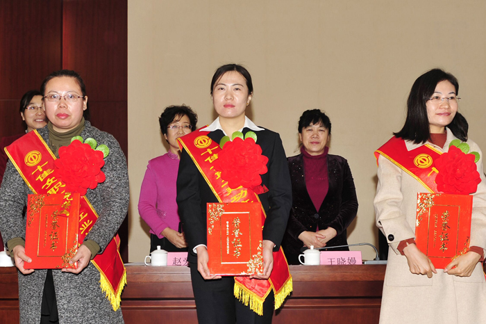 集团女员工在全市“庆三八”表彰会上受奖(图1)