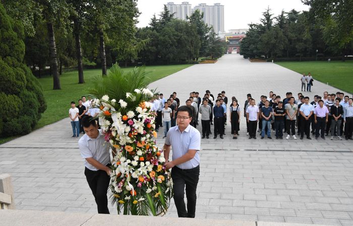 集团团委组织“烈士纪念日”悼念活动(图2)