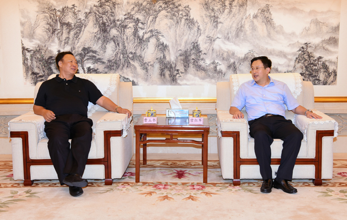 中国施工企业管理协会会长曹玉书到集团视察指导(图1)