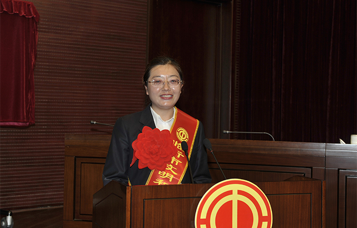 集团两个集体在全市庆“三八”表彰会上受奖(图1) 集团两个集体在全市庆“三八”表彰会上受奖(图1)