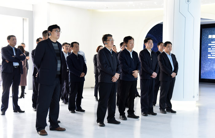 市委书记王玉君等领导到六公司施工的华为大数据中心视察(图1) 市委书记王玉君等领导到六公司施工的华为大数据中心视察(图1)