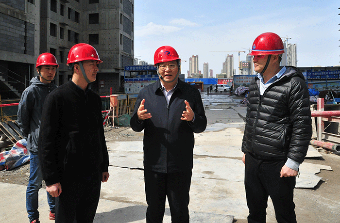 张桂玉董事长到临沂市区部分施工现场视察(图2) 张桂玉董事长到临沂市区部分施工现场视察(图2)