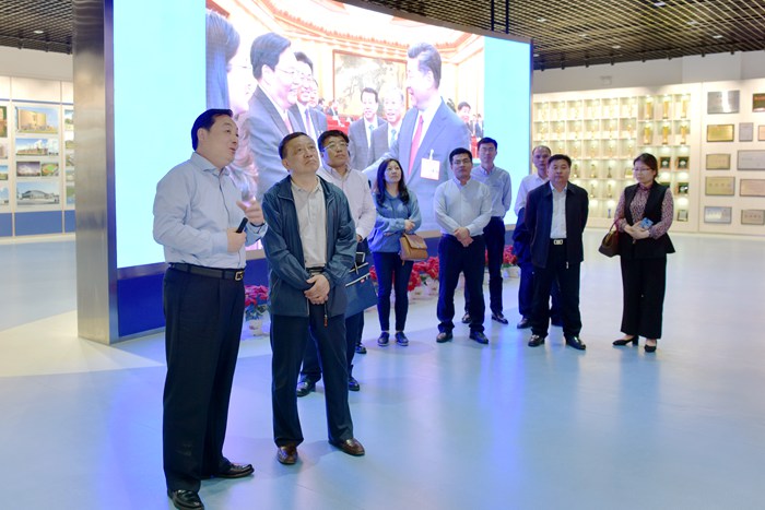 中国施工企业管理协会副会长李清旭来集团调研国家级企业技术中心建设情况(图2) 中国施工企业管理协会副会长李清旭来集团调研国家级企业技术中心建设情况(图2)