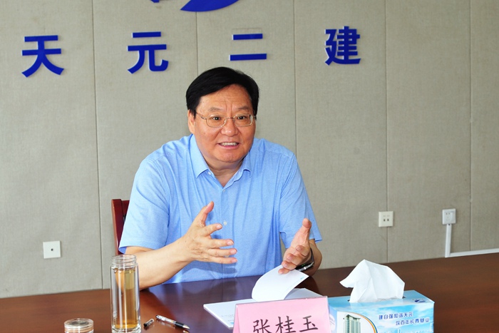 张桂玉董事长到集团二公司现场办公(图1) 张桂玉董事长到集团二公司现场办公(图1)