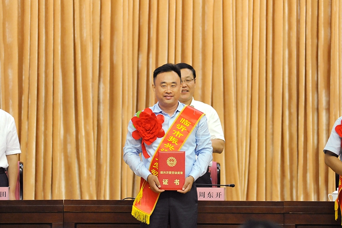 集团员工在全市群众性安全生产工作推进会上受奖(图1) 集团员工在全市群众性安全生产工作推进会上受奖(图1)