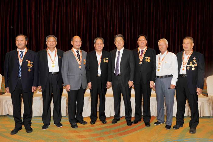 集团3名全国劳模和9名老同志荣获“庆祝中华人民共和国成立70周年”纪念章 (图2) 集团3名全国劳模和9名老同志荣获“庆祝中华人民共和国成立70周年”纪念章 (图2)