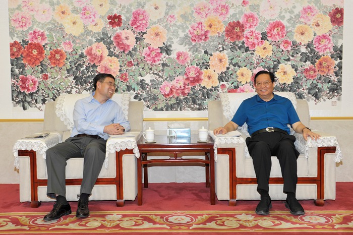 省总工会副主席王际仓一行到集团视察指导工作(图1) 省总工会副主席王际仓一行到集团视察指导工作(图1)