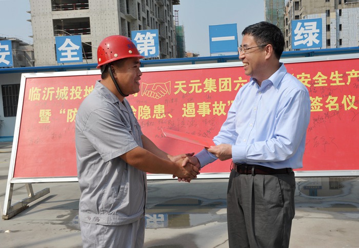 省总工会副主席王际仓一行到集团视察指导工作(图2) 省总工会副主席王际仓一行到集团视察指导工作(图2)