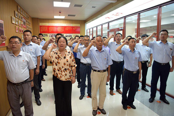 集团组织党员干部到金雀山街道办事处党员政治生活馆参观学习(图2) 集团组织党员干部到金雀山街道办事处党员政治生活馆参观学习(图2)