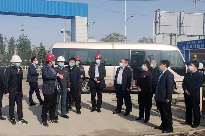 副市长张玉兰到一公司施工的十一中太原路校区工程视察(图1)