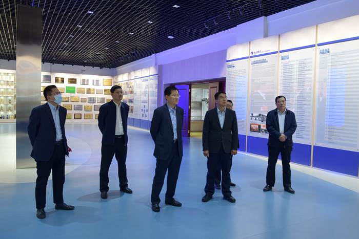 建设银行临沂分行行长吴伟一行到集团参观交流(图2)