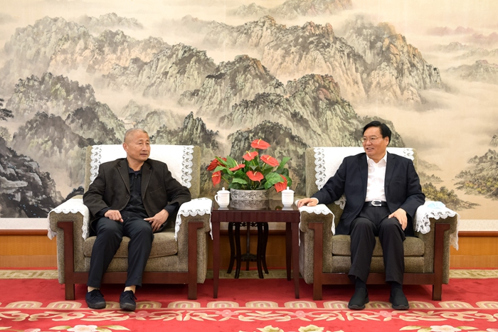 张桂玉董事长同“红领书记”刘校民座谈交流(图1) 张桂玉董事长同“红领书记”刘校民座谈交流(图1)