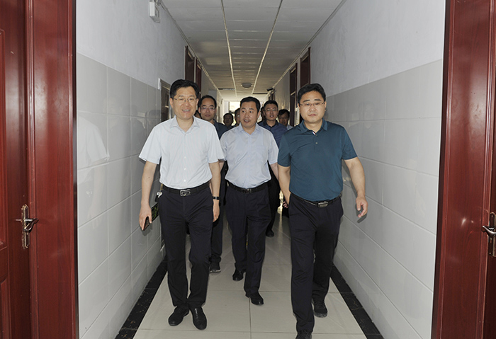 集团总裁赵纪峰到建筑技校调研(图1)