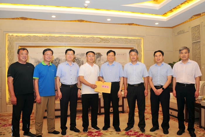 罗庄区领导一行到集团考察交流(图1) 罗庄区领导一行到集团考察交流(图1)