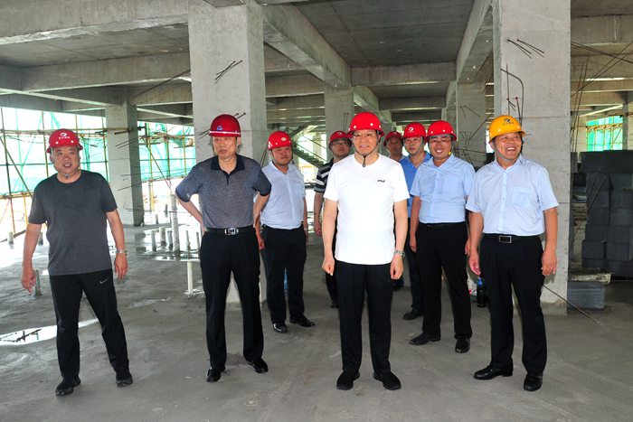 张桂玉董事长到集团路桥仓储基地和西部产业园视察(图1) 张桂玉董事长到集团路桥仓储基地和西部产业园视察(图1)