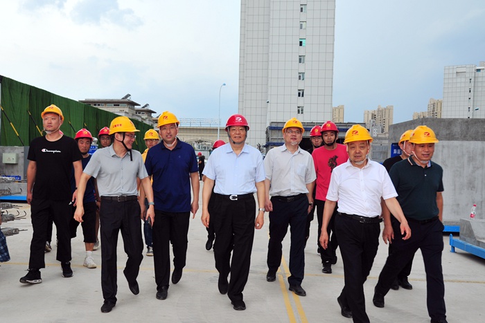 张桂玉董事长到青岛区域市场视察(图3) 张桂玉董事长到青岛区域市场视察(图3)