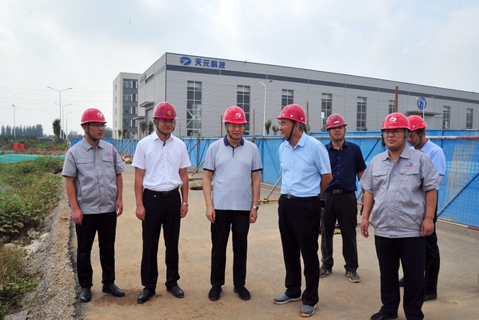 张桂玉董事长到集团路桥仓储基地和西部产业园视察(图2) 张桂玉董事长到集团路桥仓储基地和西部产业园视察(图2)