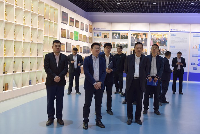 山东中油胜利石化有限公司执行董事兼总经理尹国栋一行到集团考察交流(图1) 山东中油胜利石化有限公司执行董事兼总经理尹国栋一行到集团考察交流(图1)