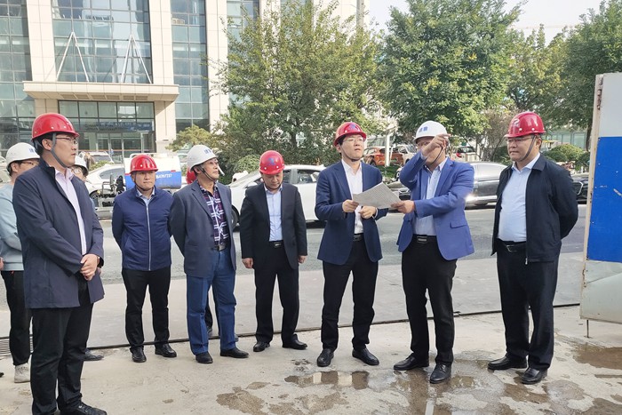 集团总裁赵纪峰到建鲁时代广场工程视察(图1)