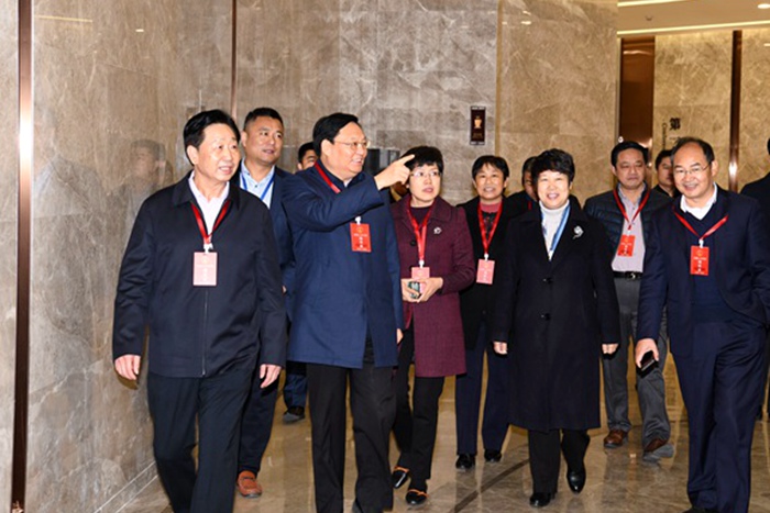 驻临沂十三届全国人大代表小组专题学习会议在集团召开(图3) 驻临沂十三届全国人大代表小组专题学习会议在集团召开(图3)