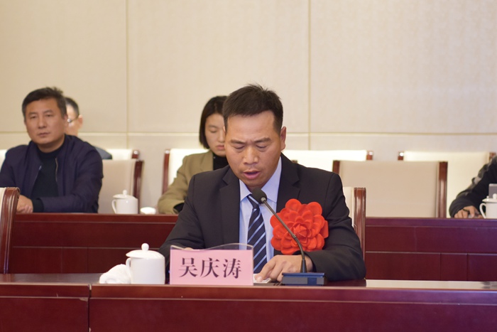 集团员工吴庆涛参加全国劳模赴京参会欢送仪式(图1) 集团员工吴庆涛参加全国劳模赴京参会欢送仪式(图1)