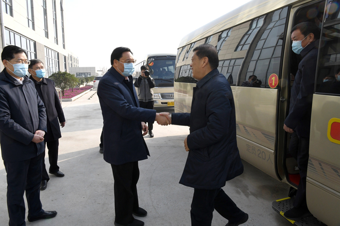 市委书记王安德带队到集团绿色建筑科技生产项目观摩(图1) 市委书记王安德带队到集团绿色建筑科技生产项目观摩(图1)