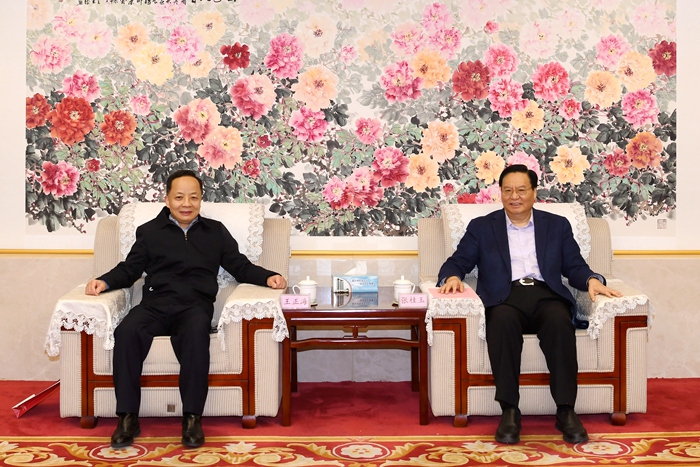 市人民检察院党组成员、副检察长王正海到集团走访全国人大代表张桂玉(图1)