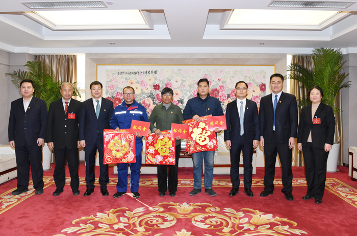 市委组织部副部长孙守军一行到集团慰问特困党员并调研工作(图1) 市委组织部副部长孙守军一行到集团慰问特困党员并调研工作(图1)