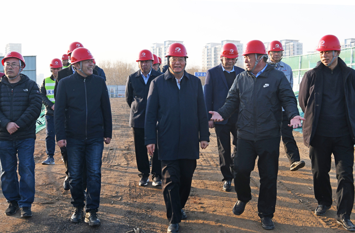 张桂玉董事长春节到北京路沂河桥及两岸立交改造项目看望慰问一线员工(图2) 张桂玉董事长春节到北京路沂河桥及两岸立交改造项目看望慰问一线员工(图2)