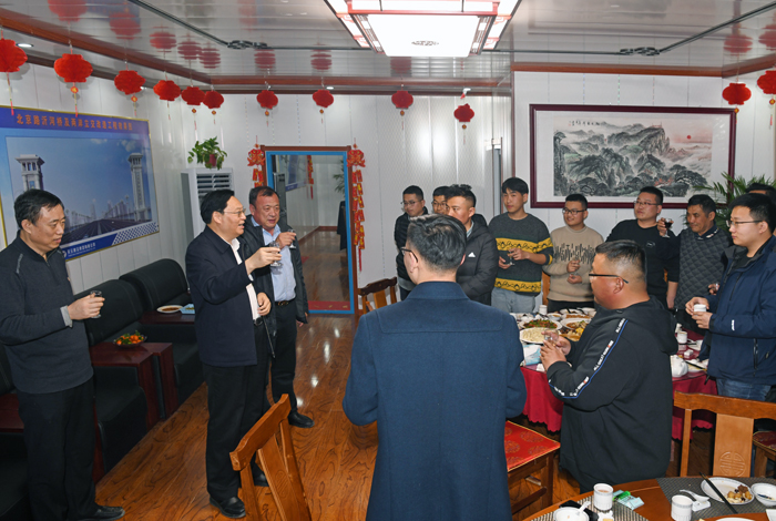 张桂玉董事长春节到北京路沂河桥及两岸立交改造项目看望慰问一线员工(图4) 张桂玉董事长春节到北京路沂河桥及两岸立交改造项目看望慰问一线员工(图4)