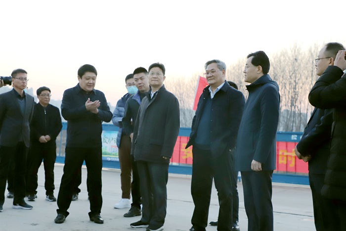 市长孟庆斌到集团承建的工程与一线工人过大年(图1) 市长孟庆斌到集团承建的工程与一线工人过大年(图1)