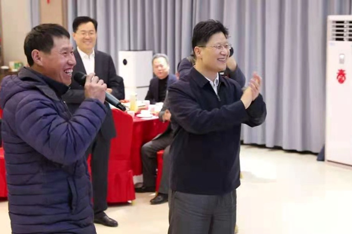 市长孟庆斌到集团承建的工程与一线工人过大年(图2) 市长孟庆斌到集团承建的工程与一线工人过大年(图2)