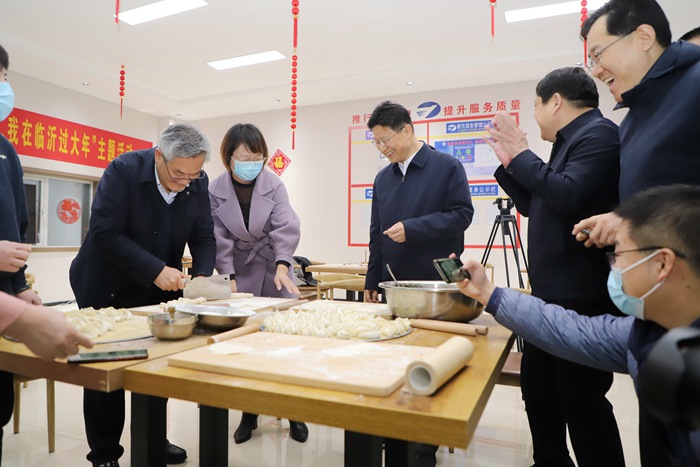市长孟庆斌到集团承建的工程与一线工人过大年(图3)