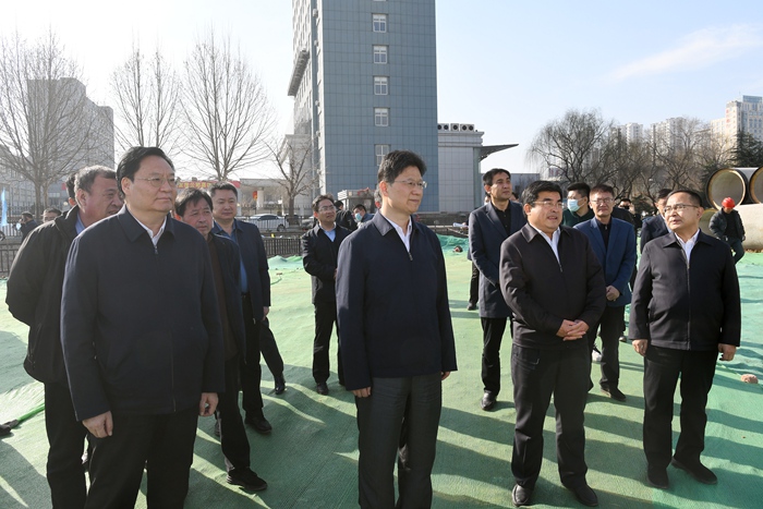 市委副书记、市长孟庆斌到集团施工的青龙河提升工程调研(图1)