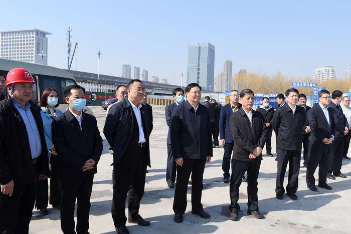 市委书记王安德到集团施工的重点城建项目调研(图2)