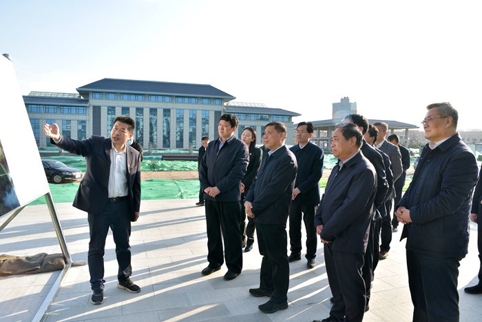 市委书记王安德到十公司施工的临沂机场一关两检工程视察(图1)