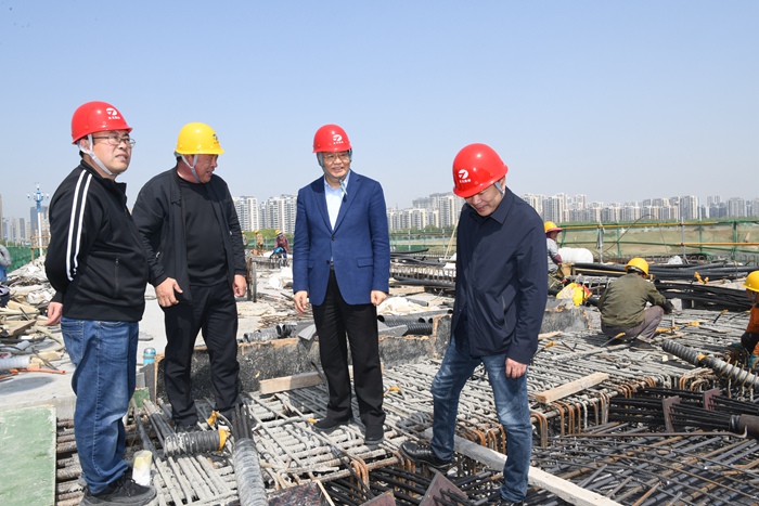 张桂玉董事长到机械公司和北京路沂河桥及两岸立交改造工程视察(图2)