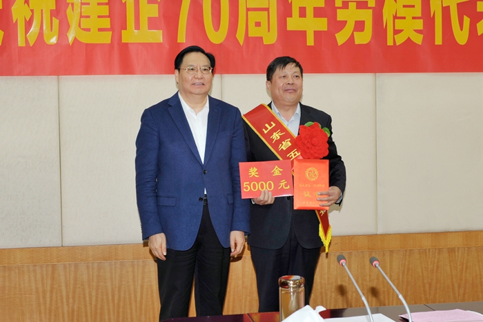 集团召开庆祝建企70周年劳模代表座谈会(图2) 集团召开庆祝建企70周年劳模代表座谈会(图2)