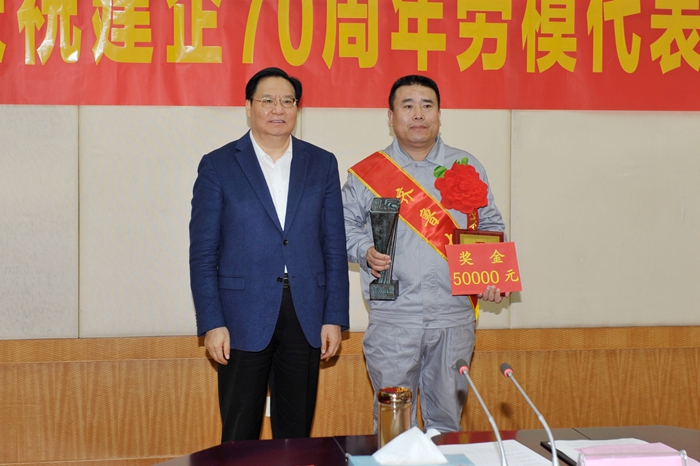 集团召开庆祝建企70周年劳模代表座谈会(图3) 集团召开庆祝建企70周年劳模代表座谈会(图3)