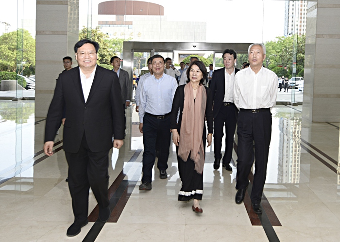 副省长凌文、格力电器董事长董明珠到集团考察交流(图1) 副省长凌文、格力电器董事长董明珠到集团考察交流(图1)