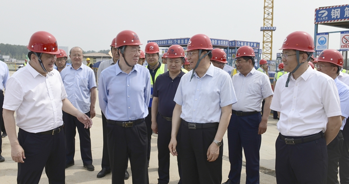 市委副书记、市长任刚到集团施工现场调研(图1) 市委副书记、市长任刚到集团施工现场调研(图1)