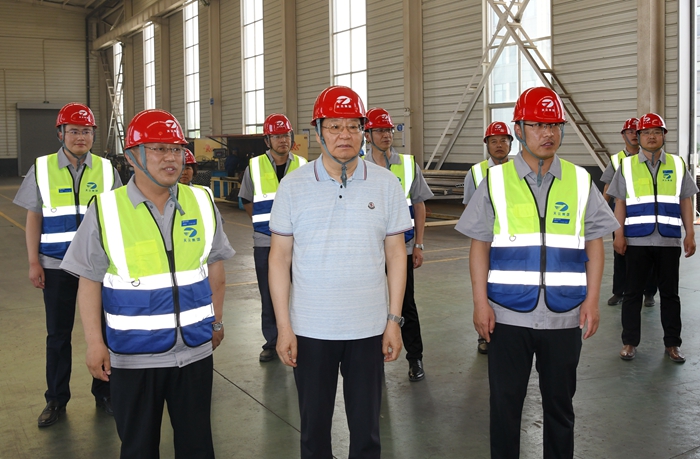 张桂玉董事长到集团西部产业园和路桥仓储基地视察(图1) 张桂玉董事长到集团西部产业园和路桥仓储基地视察(图1)