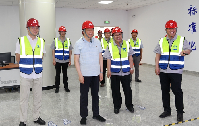 张桂玉董事长到集团西部产业园和路桥仓储基地视察(图2) 张桂玉董事长到集团西部产业园和路桥仓储基地视察(图2)