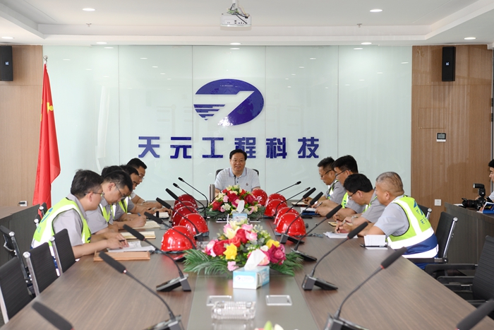 张桂玉董事长到集团西部产业园和路桥仓储基地视察(图3) 张桂玉董事长到集团西部产业园和路桥仓储基地视察(图3)