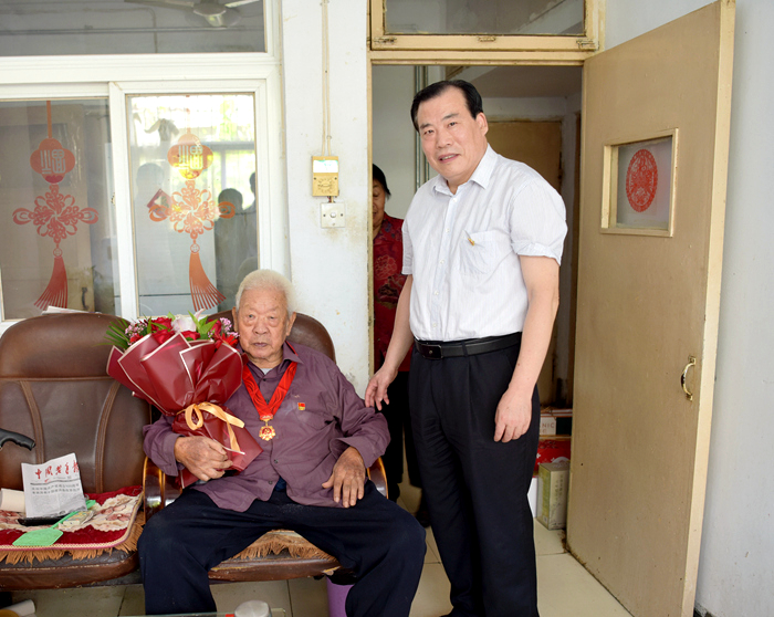 集团党委走访看望老党员并颁发“光荣在党50年”纪念章(图1) 集团党委走访看望老党员并颁发“光荣在党50年”纪念章(图1)